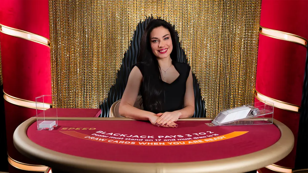 Speed Blackjack de Evolution mantiene las reglas clásicas, pero todos los jugadores deciden al mismo tiempo si piden, doblan o dividen.
