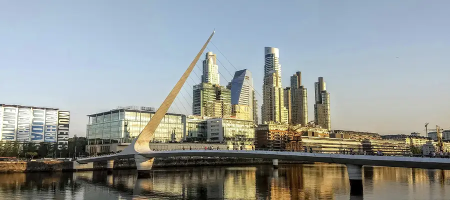 El gobierno provincial había prometido las licitaciones de siete casinos en Buenos Aires para octubre de 2024 y a fecha de hoy, febrero de 2025, aún no se han llevado a cabo.