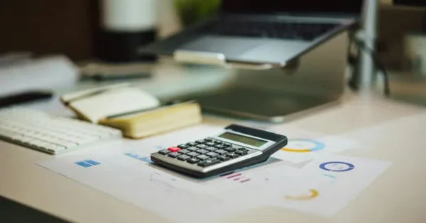Autoridades colombianas ratifican el IVA del 19% en depósitos para apuestas online.