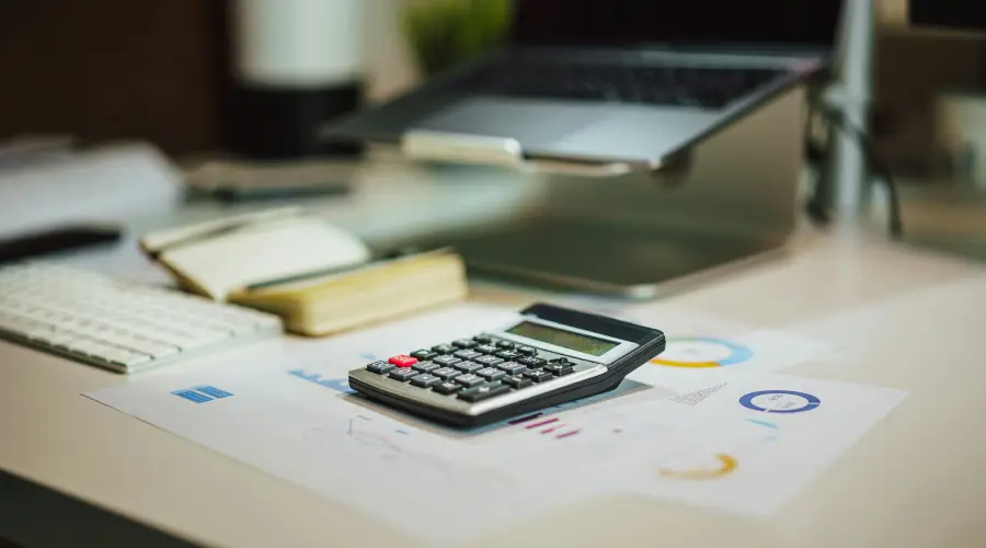 Autoridades colombianas ratifican el IVA del 19% en depósitos para apuestas online.